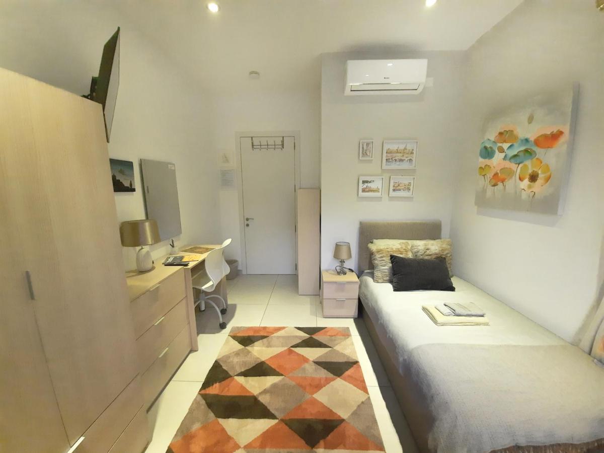 Cozy Rooms - Great Bus Connections - Free Parking موستا المظهر الخارجي الصورة