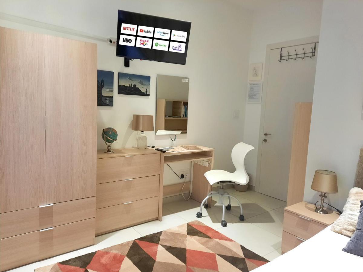 Cozy Rooms - Great Bus Connections - Free Parking موستا المظهر الخارجي الصورة